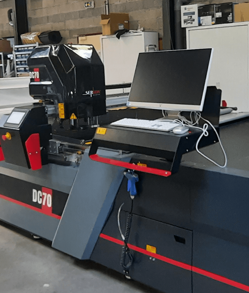 Image de l'ordinateur de contrôle de la machine de coupe automatique textile